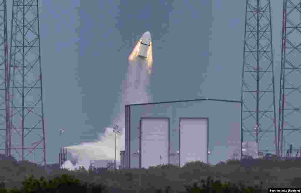 Найбільш вражаючим оновленням нової капсули Dragon стали вісім двигунів SuperDraco, які видно тут під час випробувань 2015 року і які здатні запускати машину на ракетних швидкостях з ракети Falcon 9