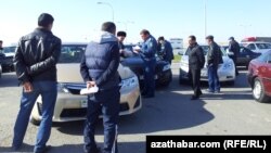 Türkmenistanda polisiýa tarapyndan saklanylan sürüjiler.