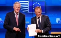 Kryenegociatori Michel Barnier, i dorëzon draft-marrëveshjen për Brexit, presidentit të Këshillit Evropian, Donald Tusk. Bruksel, 15 nëntor, 2018.