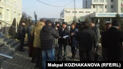 Люди у здания суда, где начинаются слушания делу "о разжигании межнациональной розни". Алматы, 12 января 2015 года.