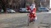 Коли зима настільки тепла, Санта Клаус може змінити упряжку оленів на велосипед<br />
&nbsp;