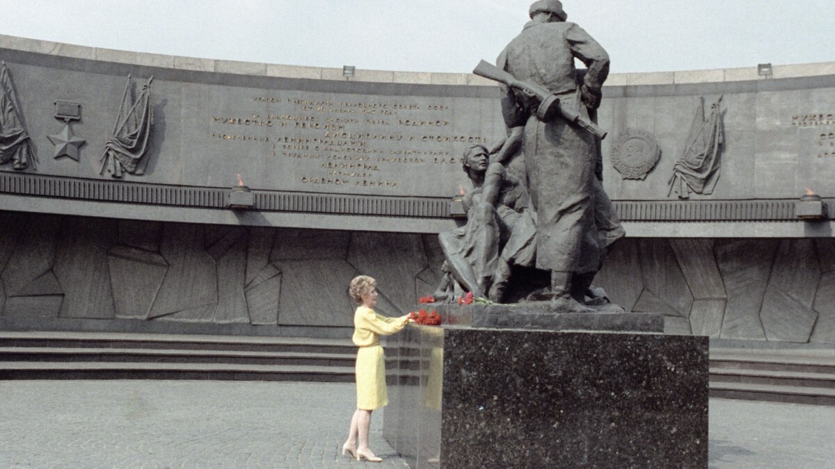 Биография памятника. Нэнси Рейган в Ленинграде. Рейган президент США памятник. Памятник Нэнси. Памятник Богини Афины в Санкт Петербурге блокада Ленинграда.