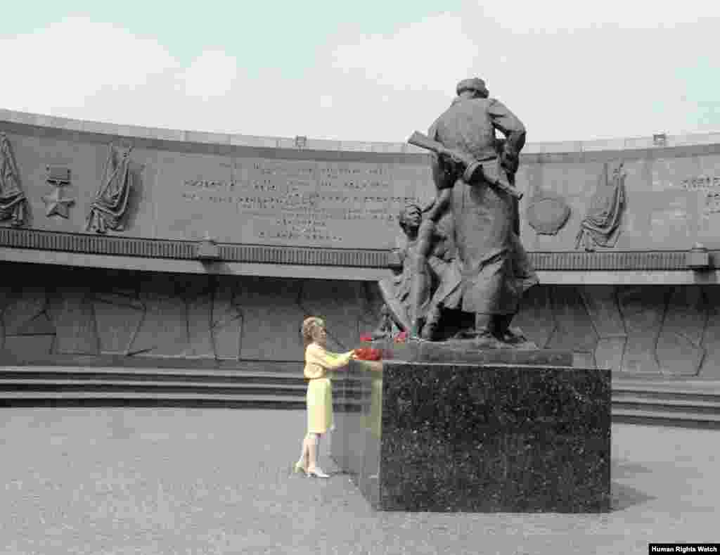 Нэнси Рейган возлагает цветы к Памятнику защитникам Ленинграда в рамках официального визита Рональда Рейгана в СССР. 31 мая 1988 года.