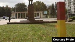 Адзін з гарадзкіх пэрформансаў Мікалая Гуліна на плошчы Калініна