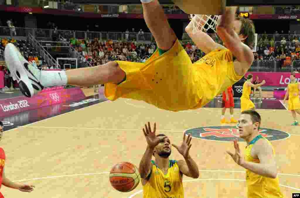 Avstraliya Çin bastekbol yığmalarının oyunu zamanı avstraliyalı basketbolçu Joe Ingles basketbol səbətindən dartınır. 