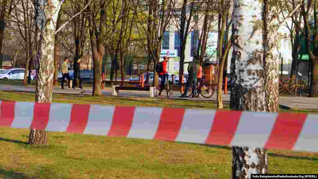 Із 3 квітня в Дніпрі заборонений вхід до парків та зелених зон. За рішенням міської спецкомісії, рекреаційні зони огородили попереджувальними стрічками, але люди продовжують гуляти. Дніпро, 5 квітня 2020 року