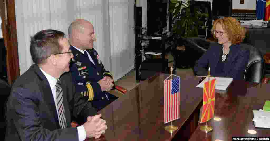 МАКЕДОНИЈА - Посветени сме да го продолжиме ова големо партнерство и заедно, ќе останеме решителни и транспарентни во нашите цели за одвраќање на конфликти и помагање да се обезбеди мир во Европа, изјавил командантот на силите на САД за ЕвропА генерал-потполковник Кристофер Каволи, кој е во прва официјална посета на Македонија.