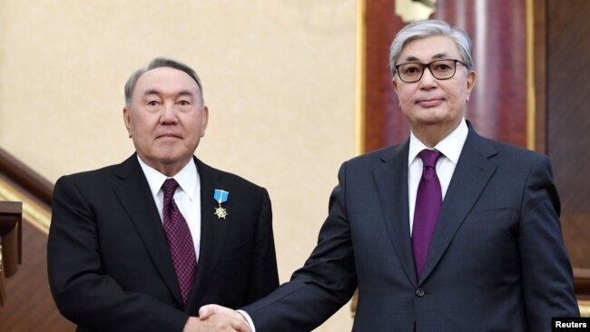 Временный президент Казахстана Касым-Жомарт Токаев (справа) и экс-президент Нурсултан Назарбаев во время заседания парламента в Астане, 20 марта 2019 года.