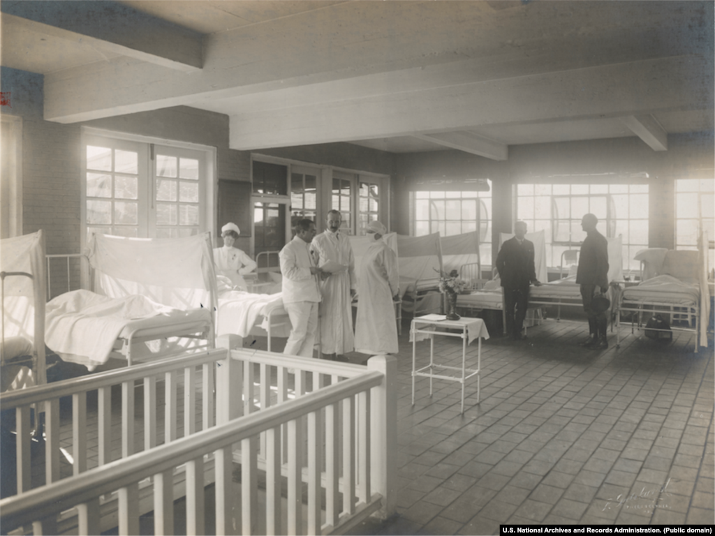 1918 год. Больные в отделении пневмонии в Больнице Самаритян, которой управляли тренировочные силы студентов Университета Темпл в Филадельфии. Испанский грипп унес жизни 50 миллионов человек в мире. 675 тысяч умерли в США.