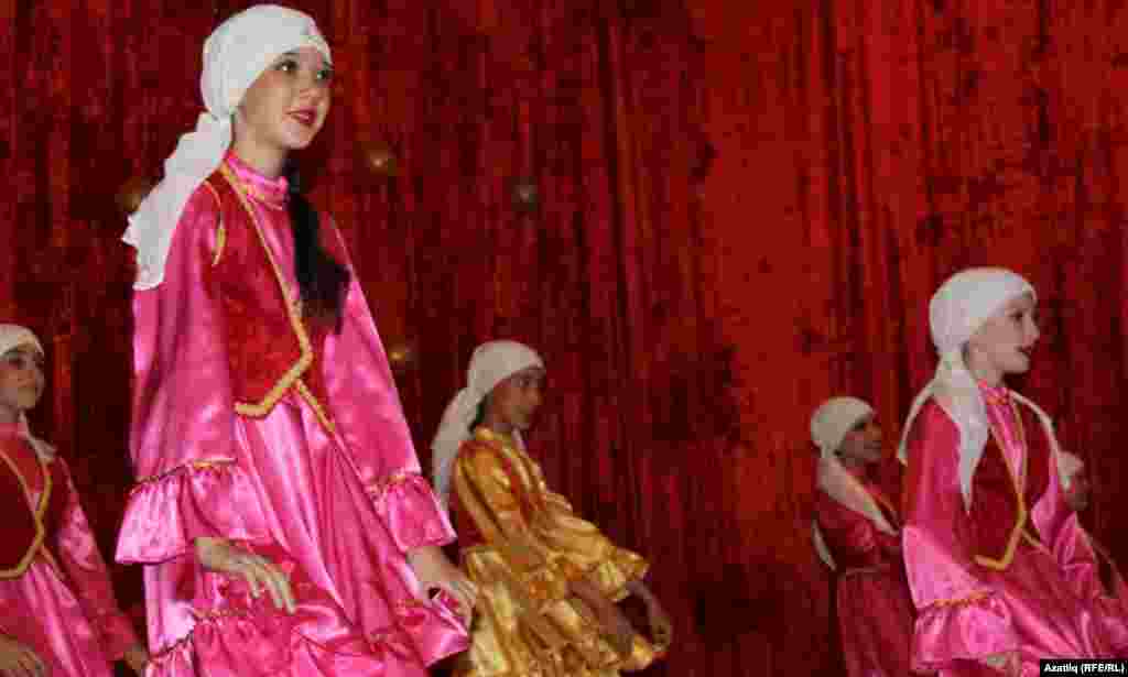Оренбур өлкәсе Каргалы авылының "Эра" төркеме биючеләре