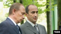 Russia – Russian President Vladimir Putin (L) and Armenian President Robert Kocharian meet in Sochi, August 20, 2004