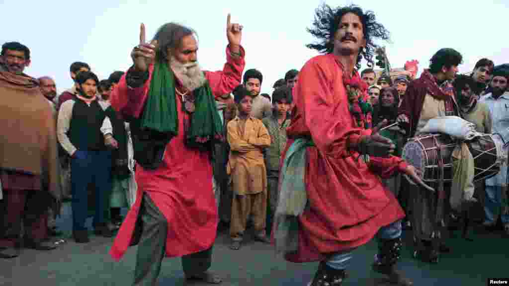 Pakistanda Sufi Ganj Bakhish-ın &ouml;l&uuml;m&uuml;n&uuml;n ild&ouml;n&uuml;m&uuml;n&uuml; qeyd edən dərvişlər. (Foto - Mohsin Raza/Reuters)