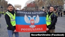 Прапор угруповання «ДНР» під час протестів у столиці Франції