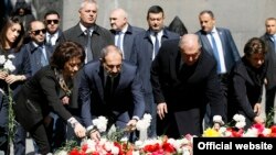 Премьер-министр Армении Никол Пашинян (в центре), его супруга Анна Акопян и президент Армении Армен Саркисян возлагают цветы к Вечному огню в мемориальном комплексе «Цицернакаберд», Ереван, 24 апреля 2019 г.