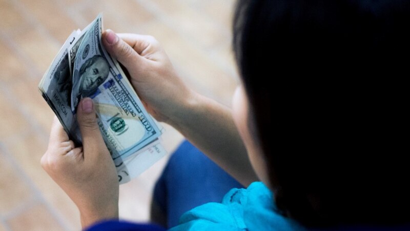 Будет ли расти доллар в Кыргызстане? Мнения экономистов