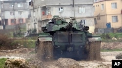 تانک ارتش ترکیه در ریحانلی در مرز سوریه