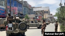 Sigurnosne snage na mjestu napada u Kabulu, 12. maj