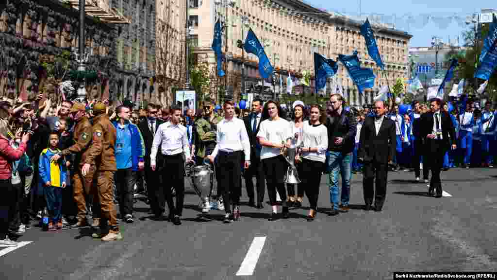 Амбасадори фіналів Ліги Чемпіонів УЄФА Андрій Шевченко та Ія Андрущак йшли з кубками від майдану Незалежності до будівлі Київської адміністрації