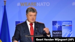 Президент Украины Петр Порошенко во время совместной пресс-конференции с Генеральным секретарем НАТО Йенсом Столтенбергом в штаб-квартире НАТО в Брюсселе.