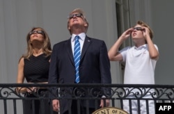 دونالد ترامپ، رئیس جمهوری آمریکا به همراه همسر و فرزندش نیز از کاخ سفیدبه تماشای خورشیدگرفتگی پرداختند.