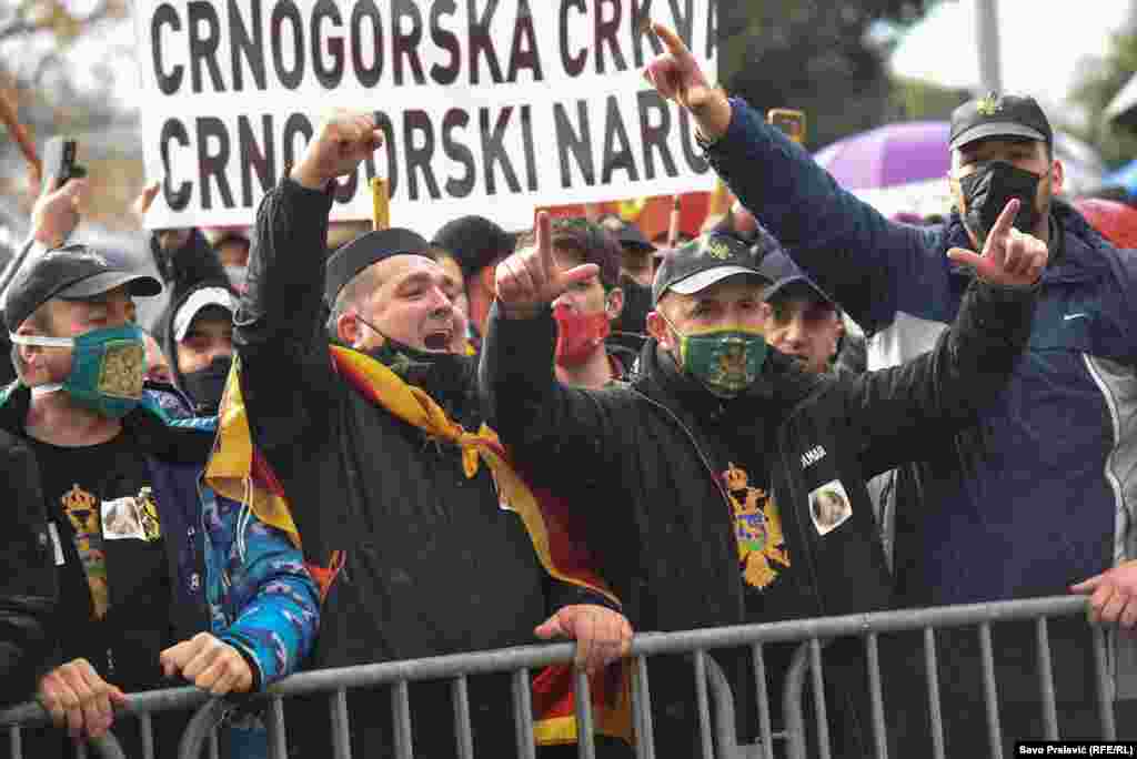 Crnogorski suverenisti i pristalice patriotskih organizacija protestuju ispred Skupštine Crne Gore u Podgorici zbog izmjena Zakona o slobodi vjeroispovjesti koji je ranije usvojila Vlada predvođena Demokratskom partijom socijalista 28. decembra 2020. godine &nbsp;