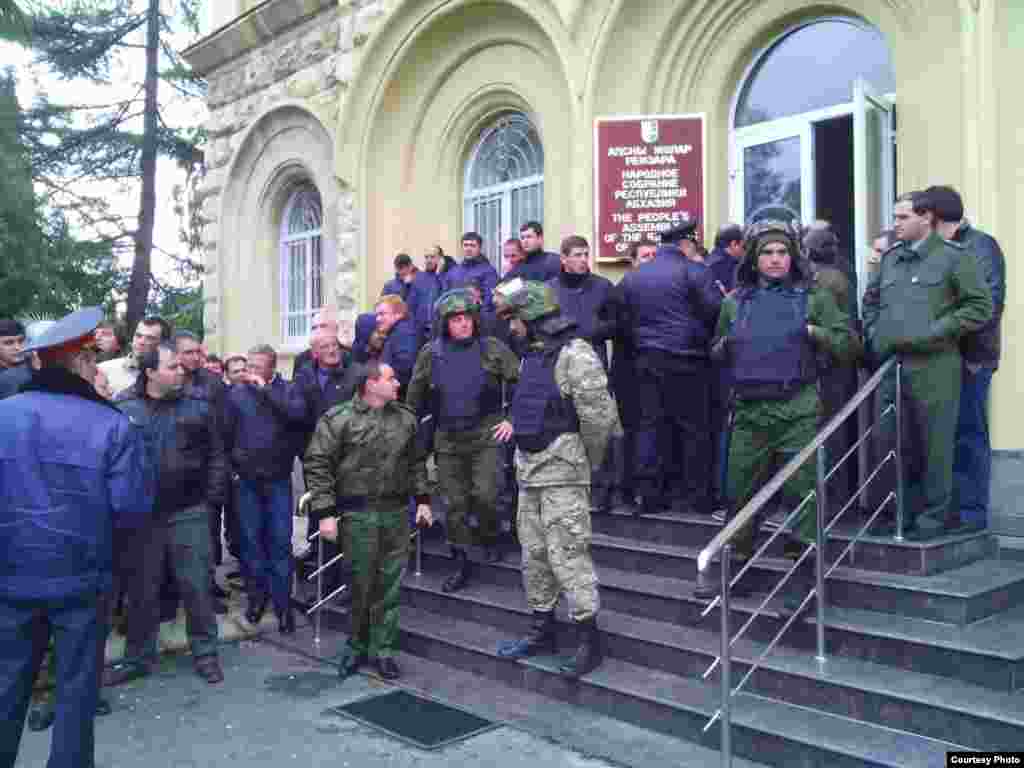 Родственники Руслана Джелия пришли к зданию парламента