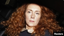 Fosta directoare executivă a News Corporation, Rebekah Brooks după o audiere la tribunalul londonez