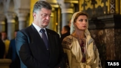 Петро Порошенко з дружиною Мариною на літургії у Володимирському соборі в Києві, 28 липня 2015 року