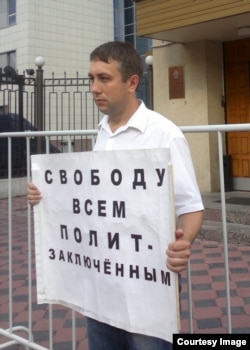 Одиночный пикет Евгения Архипова около здания Следственного комитета, 2012 г.