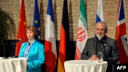 Catherine Ashton dhe Javad Zarif gjatë një konference për gazetarë në Vjenë