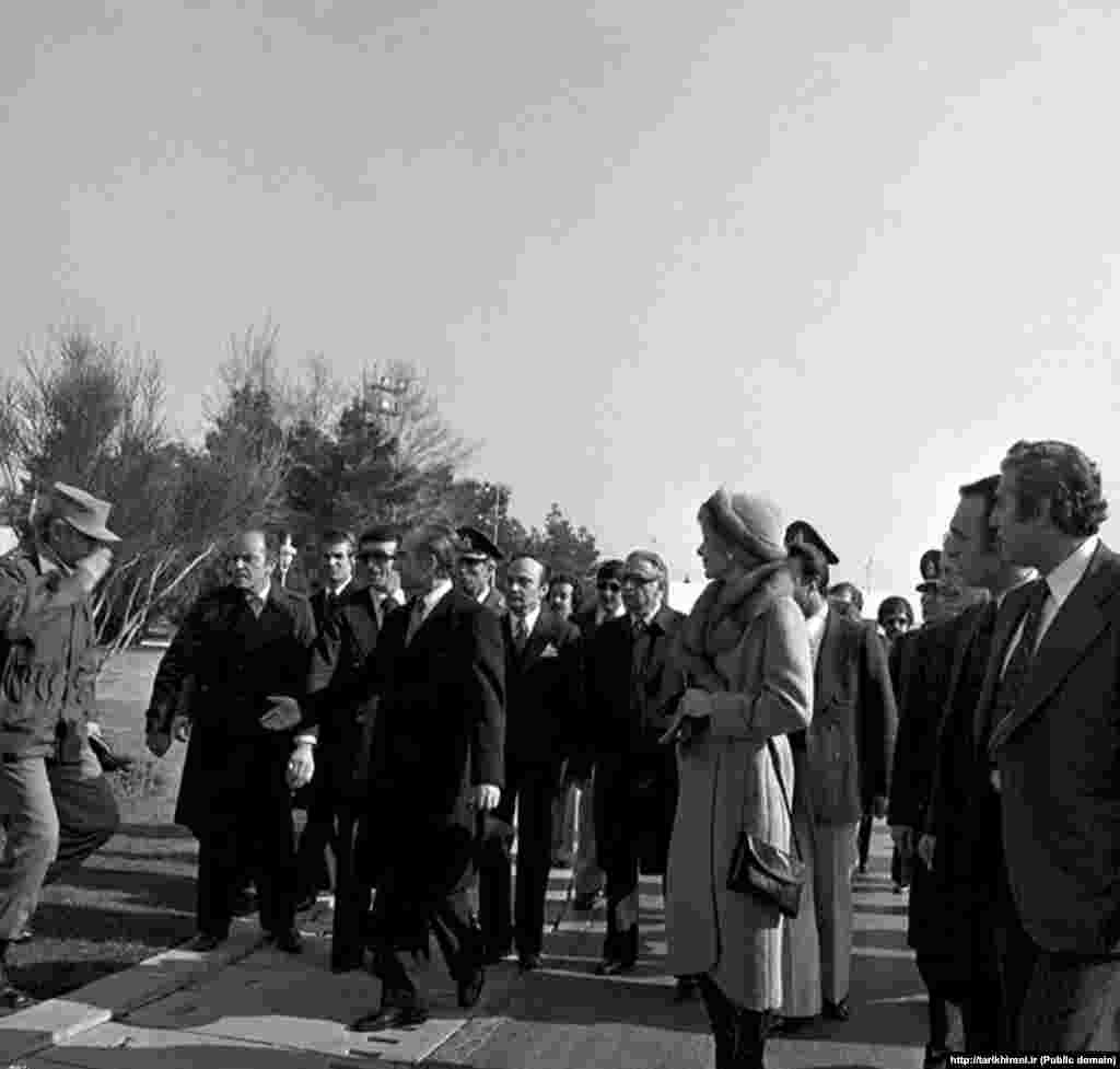 شاه و شهبانو فرح در ۲۶ دی ۵۷ به هنگام خروج از ایران