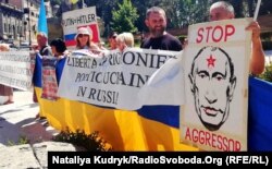 У Римі громада українців провела акцію протесту проти офіційного візиту президента Росії Володимира Путіна до Італії. Рим, 4 липня 2019 року
