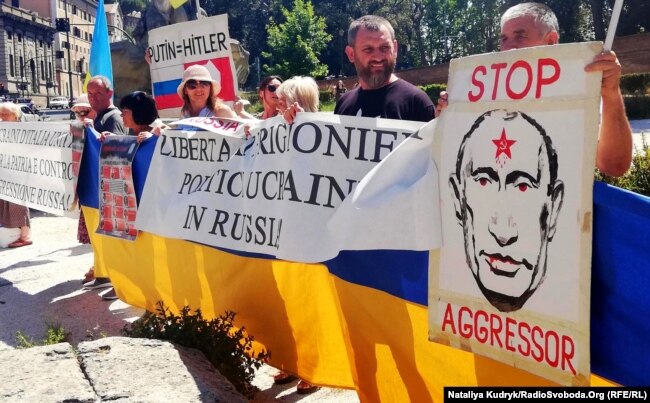 У Римі громада українців провела акцію протесту проти офіційного візиту президента Росії Володимира Путіна до Італії. Рим, 4 липня 2019 року