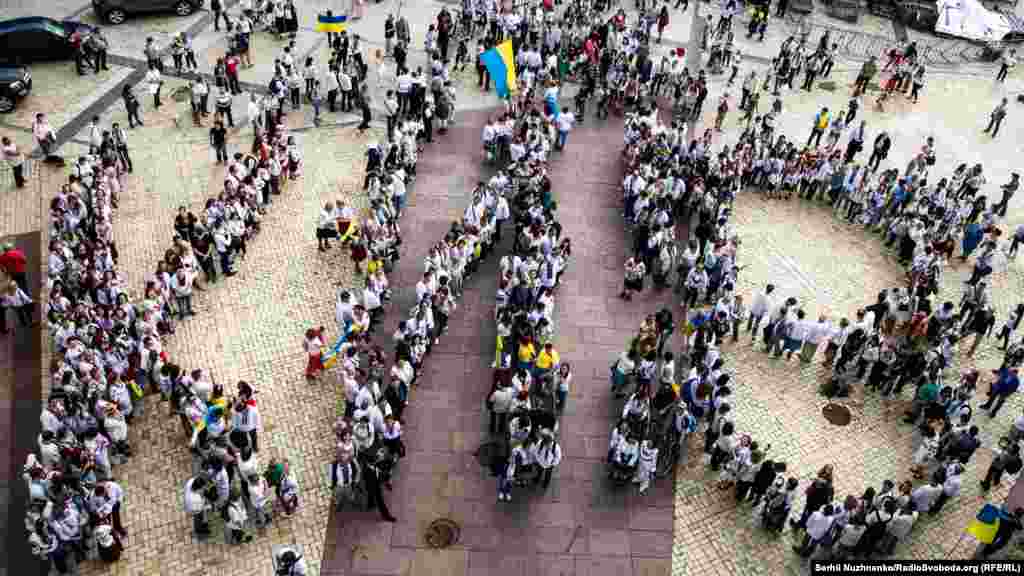На Михайлівські площі учасники маршу утворили живий напис &laquo;Київ&raquo; до Дня міста