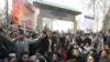 ادامه تجمع دانشجویان در مقابل کوی دانشگاه تهران
