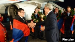 Armenia - President Serzh Sarkisian (R) greets members of the Armenian men's chess team at Yerevan's Zvartnots airport, 10Sept2012.