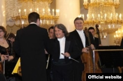 Dirijorul Horia Andreescu la pupitrul Orchestrei Filarmonice „George Enescu” la Festivalul de la Moscova