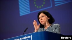 Vera Junova, evropska komesarka za vrednosti i transparentnost, sa pres konferencije u Briselu je upozorila da tek nadolazi talas lažnih vesti, koje će sada ciljati vakcinu protiv korona virusa