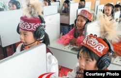 Казахские дети на занятиях в лингафонном кабинете в школе в Синьцзяне.