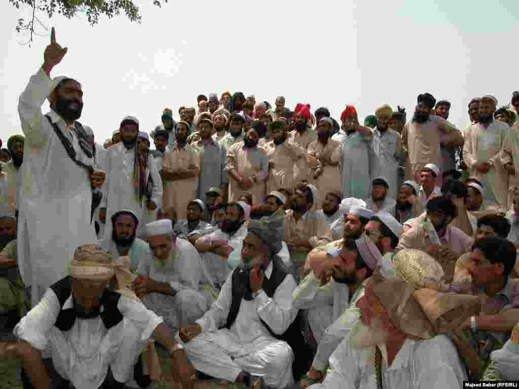 Parties to a conflict often make heated arguments while making their case before the jirga. Here, the residents of the town of Bara in the Khyber tribal district debate the fate of minority Sikhs threatened by a fanatical cleric in 2002.