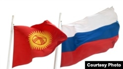 Государственные флаги Кыргызстана и России. 