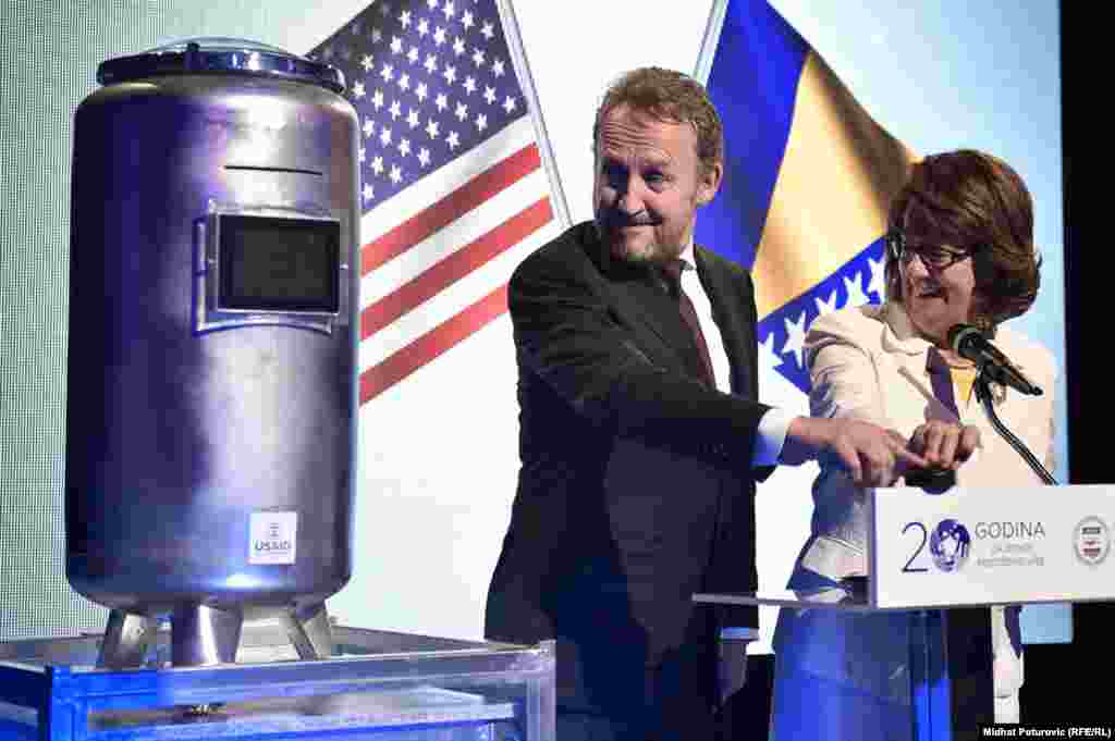 Član Predsjedništva BiH Bakir Izetbegović i ambasadorica SAD u BiH Maureen Cormack pritišću dugme koje će zatvoriti Vremensku kapsulu.