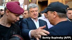 Петро Порошенко біля будівлі ДБР після попереднього допиту 12 серпня, Київ