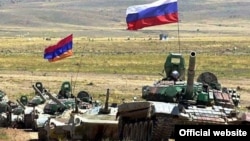 Armenia - Armenian and Russian troops hold joint military exercises.