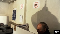 Під час голосування на виборах до місцевих органів влади в селі Ґуштериця у Косові, 15 листопада 2009 р.