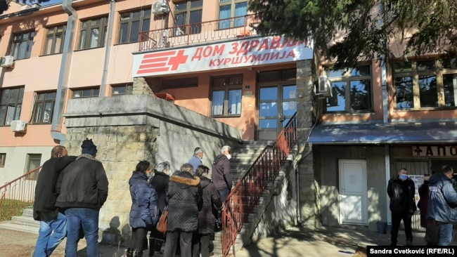 Qytetarët serbë nga Kosova presin për të marrë vaksinën kundër COVID-19 në Kurshumli, Serbi.