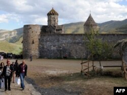 Армениядағы көне монастырь жанында жүрген туристер. 16 қазан 2010 жыл. (Көрнекі сурет)