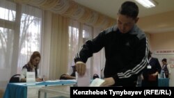 На избирательном участке в Алматы.