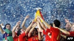 Austria -- Spanish players hold the trophy as they celebrate winning after the Euro 2008 championships final football match Germany vs Spain in Vienna, 29Jun2008