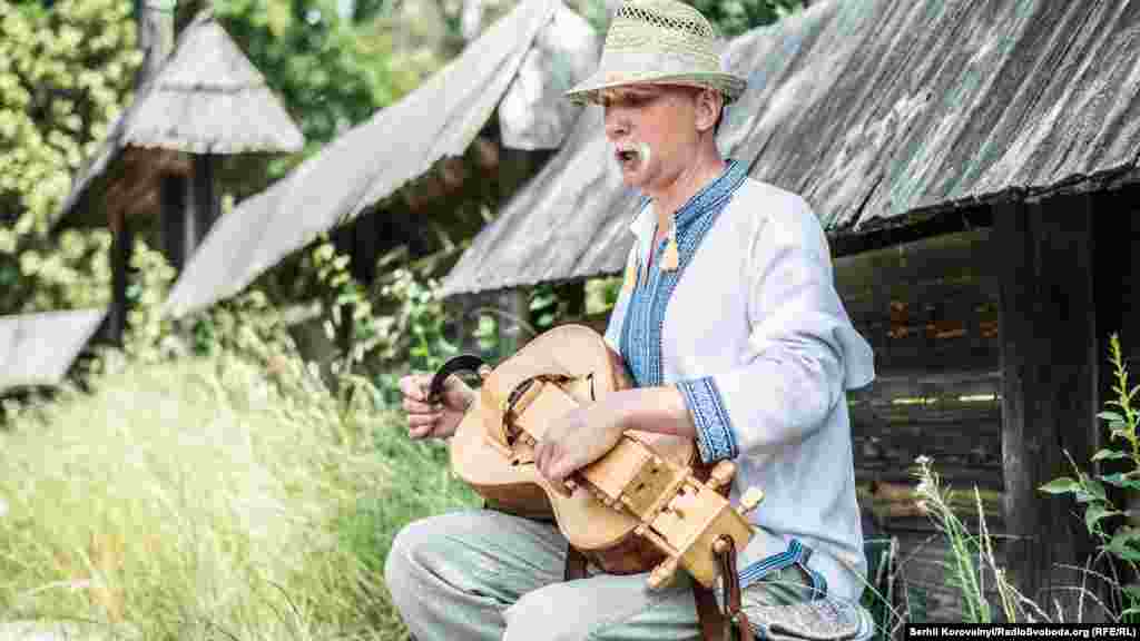 Музика розповів, що традиція українських мандруючих музикантів із кобзами, лірами та іншими інструментами бере свій початок ще із Середньовіччя